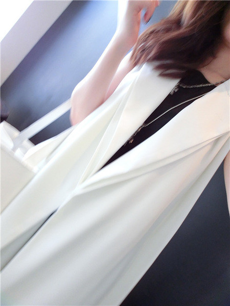 Κομψό γυναικείο γιλέκο με μακρύ  μοτίβο V σε μαύρο και άσπρο