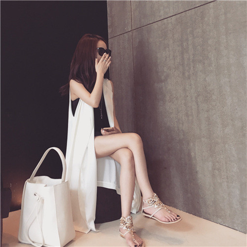 Κομψό γυναικείο γιλέκο με μακρύ  μοτίβο V σε μαύρο και άσπρο