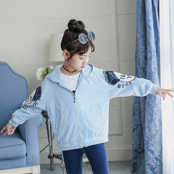 Λεπτό παιδικό μπουφάν σε μερικά χρώματα με πούλιες