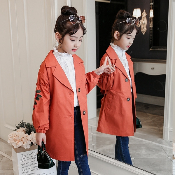 Μακρύ παλτό με χρωματιστά κεντήματα στα μανίκια