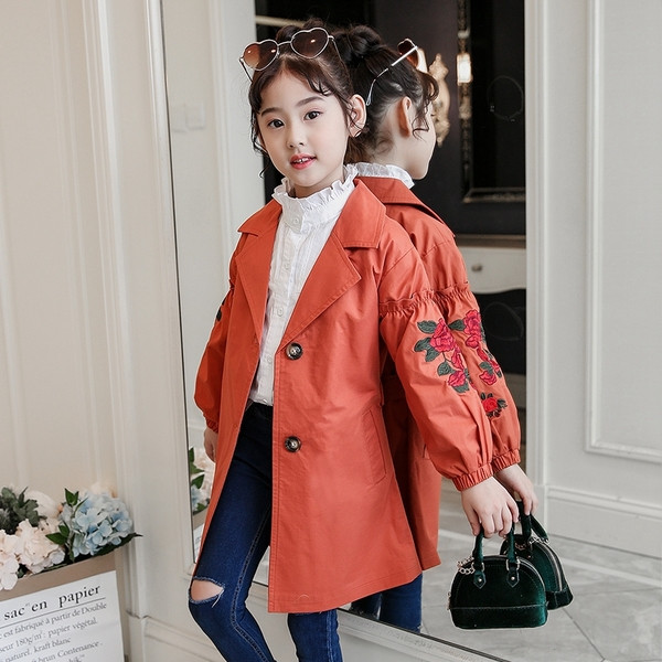 Μακρύ παλτό με χρωματιστά κεντήματα στα μανίκια