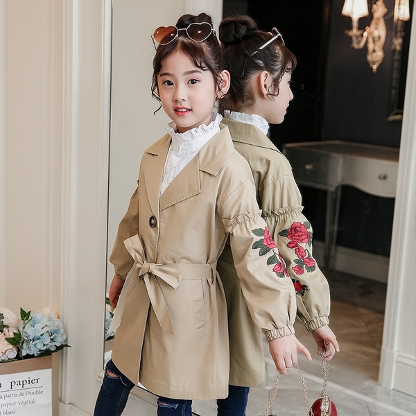 Μακρύ παλτό με χρωματιστά κεντήματα στα μανίκια