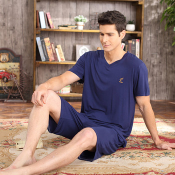 Мъжка изчистена пижама в няколко цвята - тениска с V-образно деколте и къси шорти
