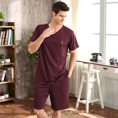 Мъжка изчистена пижама в няколко цвята - тениска с V-образно деколте и къси шорти