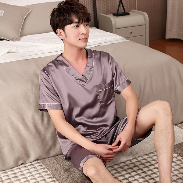 Мъжка пижама - тениска с V-образно деколте и къси панталони