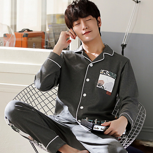 Мъжка пижама в тъмен цвят с надпис и флорална декорация    