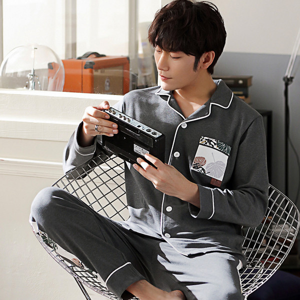 Мъжка пижама в тъмен цвят с надпис и флорална декорация    