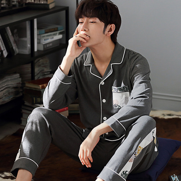 Мъжка пижама в тъмен цвят с надпис и флорална декорация    