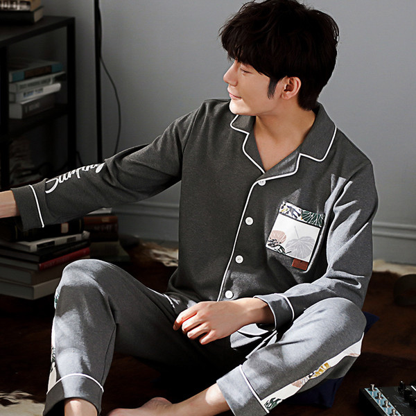 Мъжка пижама в тъмен цвят с надпис и флорална декорация    