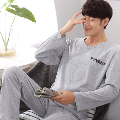 Pijamale bărbați în diferite modele în culori închise și deschise