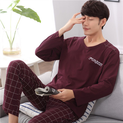 Pijamale bărbați în diferite modele în culori închise și deschise