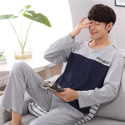 Pijamale bărbați în diferite modele în culori închise și deschise