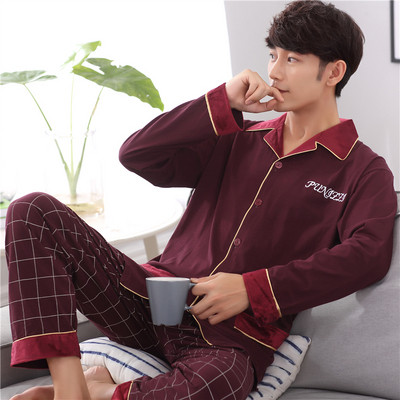 Pijamale bărbați în diferite modele în culori închise și deschise