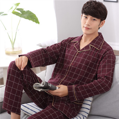 Pijamale bărbați în diferite modele în culori închise și deschise