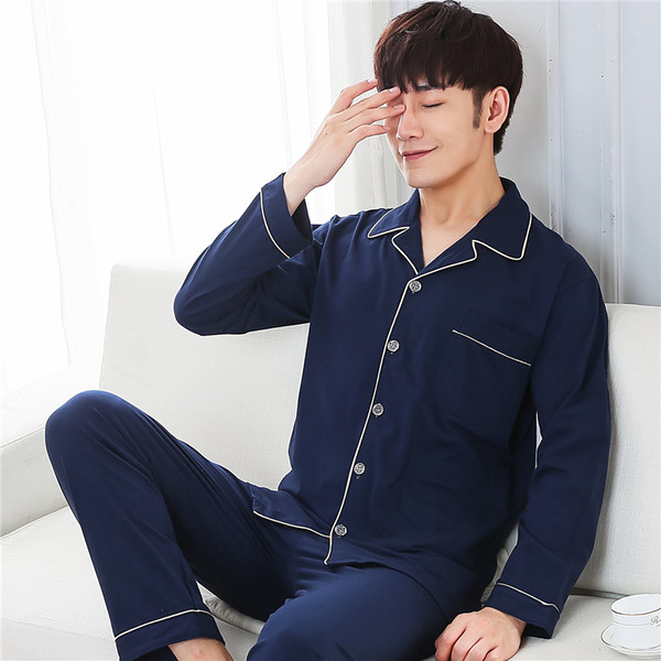 Pijamale bărbați în diferite modele în culori închise și deschise