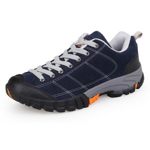 Обувки в няколко цвята подходящи за планински туризъм