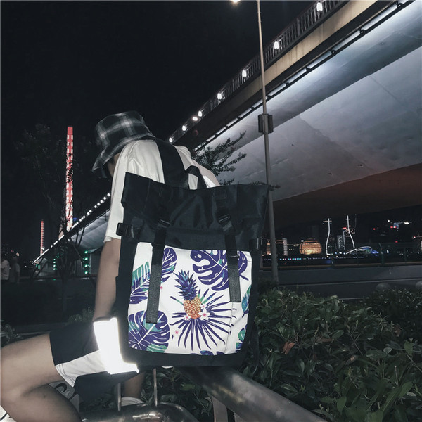 Rucsac sport de culoare neagra cu imprimeu in trei modele potrivit pentru barbati si femei