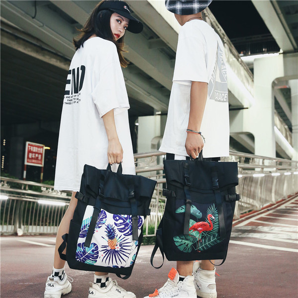 Rucsac sport de culoare neagra cu imprimeu in trei modele potrivit pentru barbati si femei