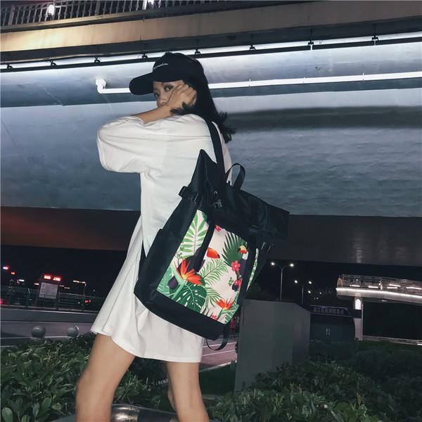 Rucsac sport de culoare neagra cu imprimeu in trei modele potrivit pentru barbati si femei