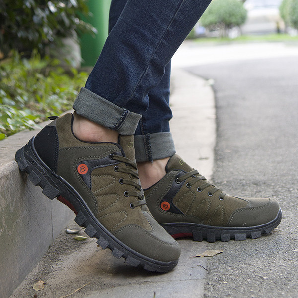 Velúrból készült túrabakancs két színben