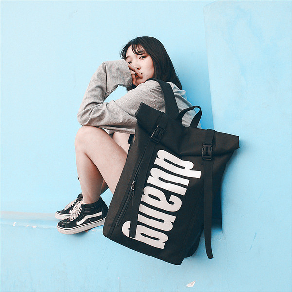 Nagyméretű férfi hátizsák fekete, fehér és narancssárga felirattal