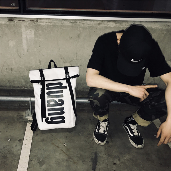 Nagyméretű férfi hátizsák fekete, fehér és narancssárga felirattal