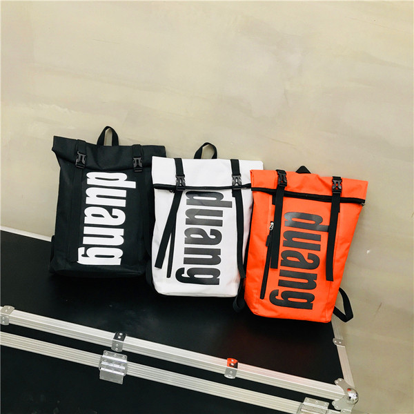 Nagyméretű férfi hátizsák fekete, fehér és narancssárga felirattal