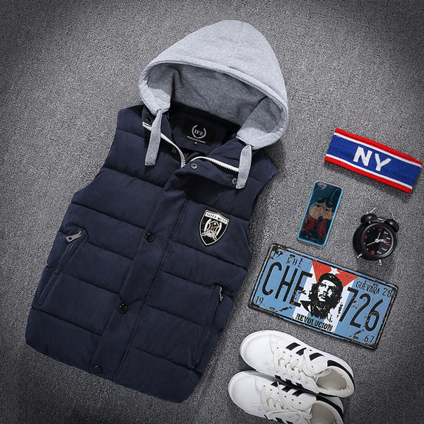 Модерен мъжки елек със сваляща се качулка в няколко цвята