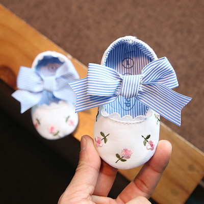 Бебешки обувки в три цвята с панделка и флорални мотиви