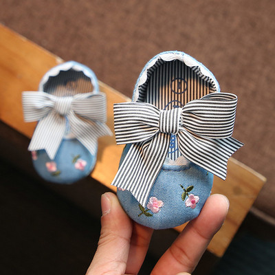 Бебешки обувки в три цвята с панделка и флорални мотиви