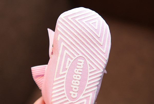 Бебешки обувки в три цвята с панделка и флорални мотиви