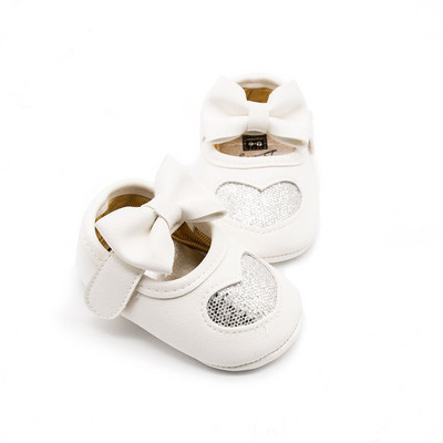 Бебешки обувки в няколко цвята с апликация - сърце