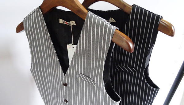 Модерен мъжки раиран  елек с V-образна яка  в два цвята 