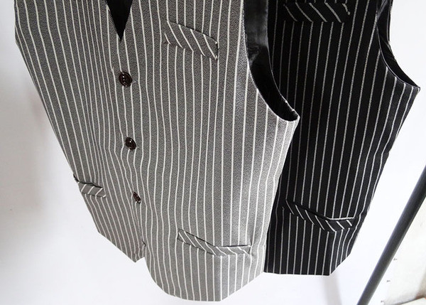 Модерен мъжки раиран  елек с V-образна яка  в два цвята 