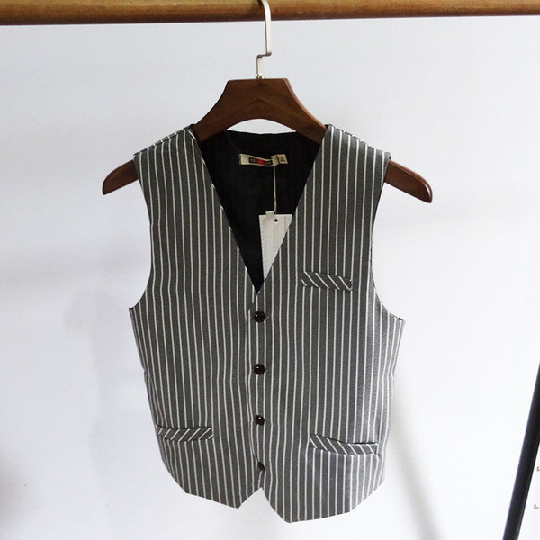 Модерен мъжки раиран  елек с V-образна яка  в два цвята 