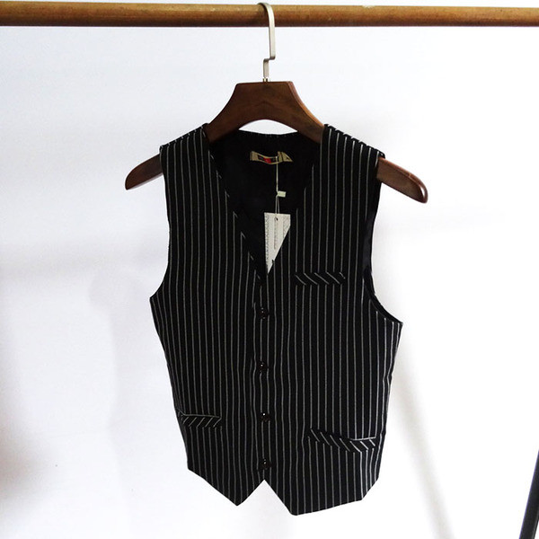 Модерен мъжки раиран  елек с V-образна яка  в два цвята 