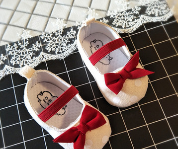 Pantofi pentru bebelusi cu panglica in alb