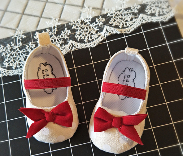 Pantofi pentru bebelusi cu panglica in alb