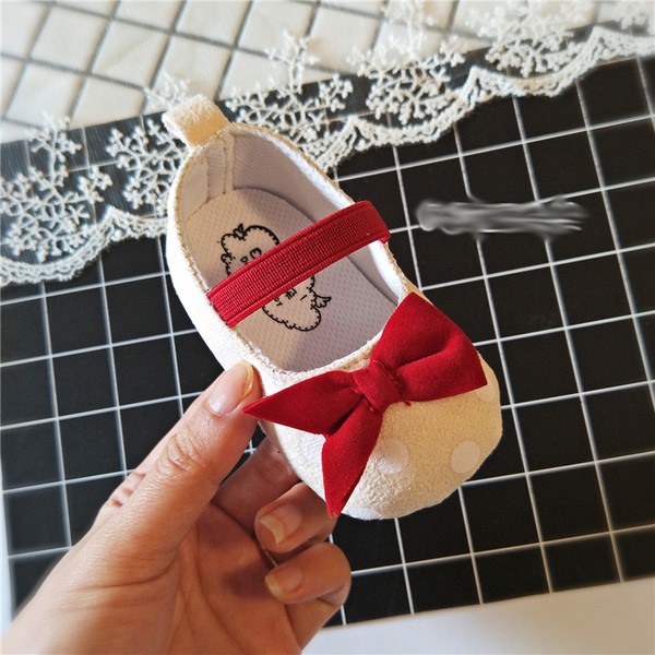 Pantofi pentru bebelusi cu panglica in alb