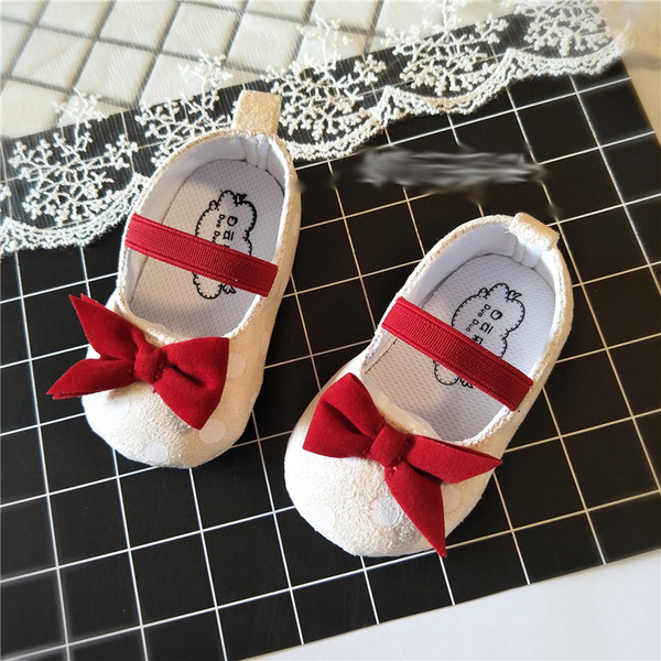 Pantofi pentru bebelusi cu panglica in alb