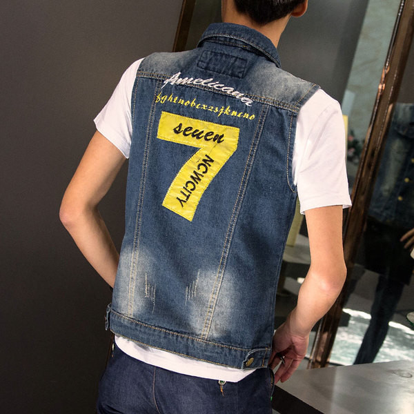 Модерен  мъжки дънков елек с цветна апликация на гърба 