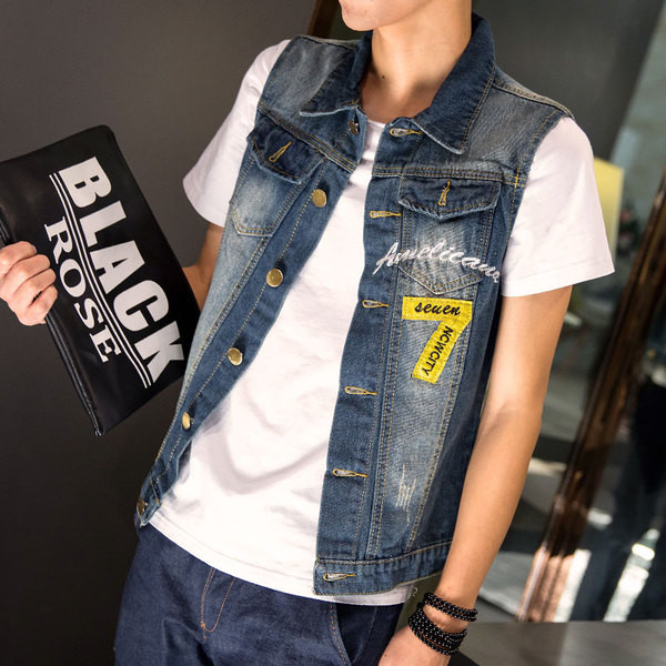 Модерен  мъжки дънков елек с цветна апликация на гърба 