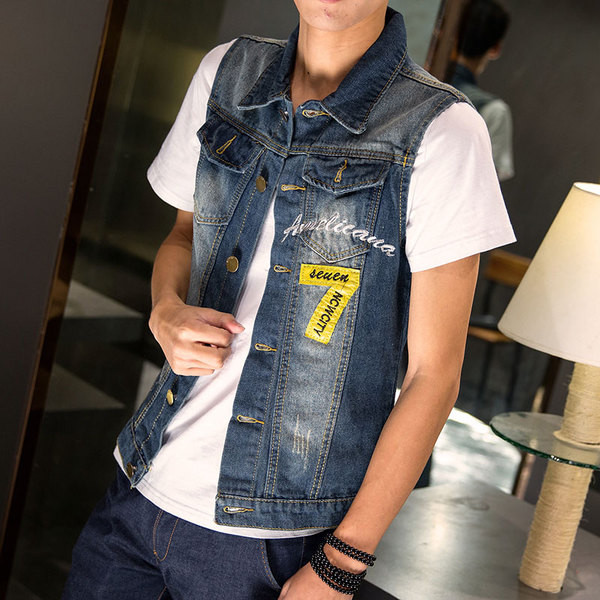 Модерен  мъжки дънков елек с цветна апликация на гърба 