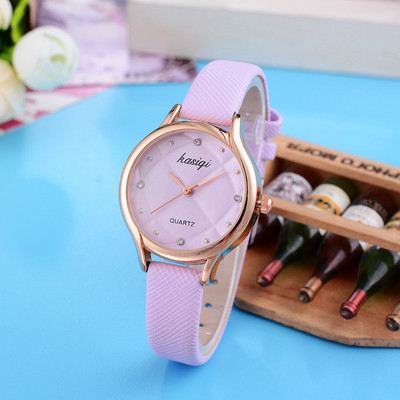 Дамски модерен часовник в два модела - различни цветове