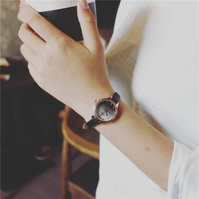 Дамски модерен часовник в два модела - различни цветове