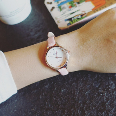 Дамски модерен часовник в два модела - различни цветове
