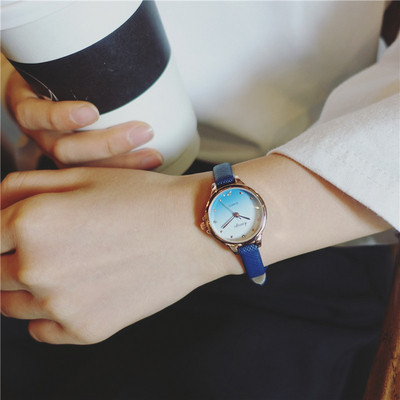 Дамски модерен часовник в два модела - различни цветове