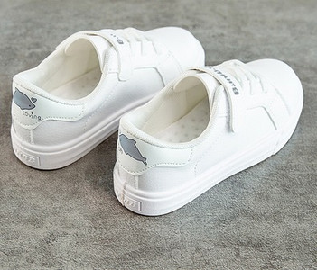 Модерни детски кецове за момичета с лепенки в бял цвят