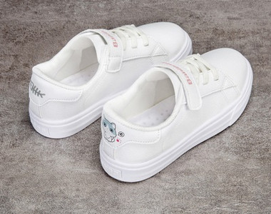 Модерни детски кецове за момичета с лепенки в бял цвят