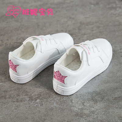 Модерни детски кецове за момичета с лепенки в бял цвят